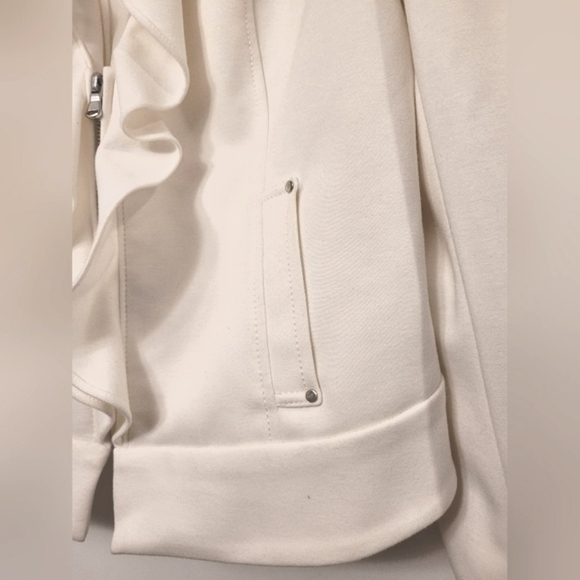 ❗️SALE❗BNWT White House Black Market Crop Off White Jacket,Ruffles Zip Front, 14 - Picture 7 of 10